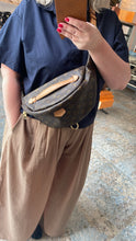 Lade das Bild in den Galerie-Viewer, LOUIS VUITTON BUMBAG
