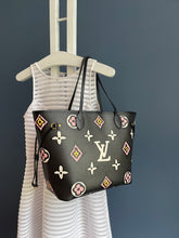 Lade das Bild in den Galerie-Viewer, LOUIS VUITTON NEVERFULL GIANT WILD AT HEART
