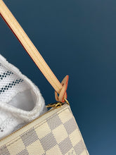 Lade das Bild in den Galerie-Viewer, LOUIS VUITTON POCHETTE ACCESSOIRES AZUR DAMIER
