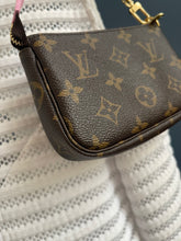 Lade das Bild in den Galerie-Viewer, LOUIS VUITTON MINI POCHETTE LIMITED EDITION
