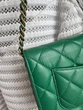 Lade das Bild in den Galerie-Viewer, CHANEL WOC
