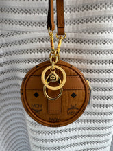 Lade das Bild in den Galerie-Viewer, MCM ROUND COIN POUCH
