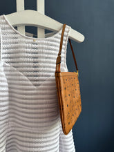 Lade das Bild in den Galerie-Viewer, MCM CLUTCH

