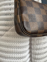 Lade das Bild in den Galerie-Viewer, LOUIS VUITTON MINI POCHETTE
