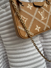 Lade das Bild in den Galerie-Viewer, LOUIS VUITTON EASY POUCH ON STREP BROIDERY
