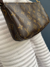 Lade das Bild in den Galerie-Viewer, LOUIS VUITTON POCHETTE ACCESSOIRES
