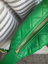 Lade das Bild in den Galerie-Viewer, CHANEL 19 HOBO BAG

