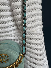 Lade das Bild in den Galerie-Viewer, CHANEL 19 DENIM ROUND CLUTCH
