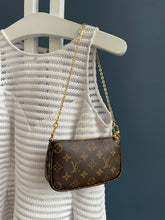 Lade das Bild in den Galerie-Viewer, LOUIS VUITTON MINI POCHETTE
