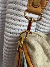 Lade das Bild in den Galerie-Viewer, LOUIS VUITTON SUNSHINE BLUE DENIM
