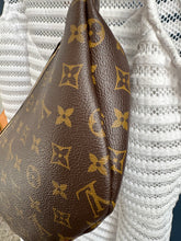 Lade das Bild in den Galerie-Viewer, LOUIS VUITTON BUMBAG

