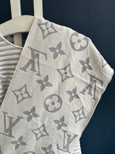 Lade das Bild in den Galerie-Viewer, LOUIS VUITTON ESSENTIAL SCHAL
