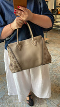 Lade das Bild in den Galerie-Viewer, LOUIS VUITTON VEAU CACHEMIRE W PM GALET
