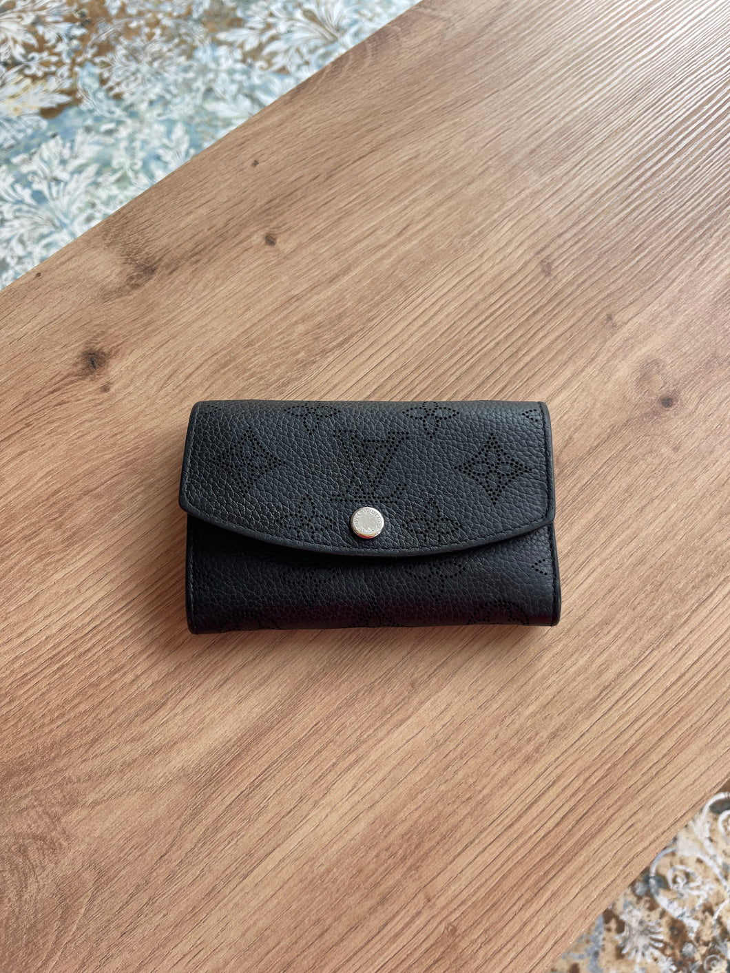 LOUIS VUITTON IRIS XS MAHINA GELDBÖRSE