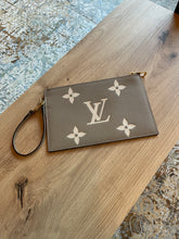 Lade das Bild in den Galerie-Viewer, LOUIS VUITTON CLUTCH EMPREINTE
