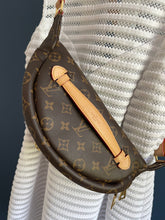 Lade das Bild in den Galerie-Viewer, LOUIS VUITTON BUMBAG
