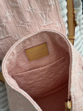 Lade das Bild in den Galerie-Viewer, LOUIS VUITTON VENICE DENIM RUCKSACK
