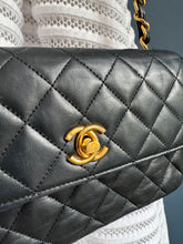 Lade das Bild in den Galerie-Viewer, CHANEL VINTAGE CLASSIC FLAP BAG
