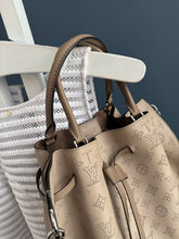 Lade das Bild in den Galerie-Viewer, LOUIS VUITTON GIROLATA GALET MAHINA
