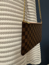 Lade das Bild in den Galerie-Viewer, LOUIS VUITTON CLUTCH
