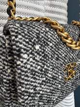 Lade das Bild in den Galerie-Viewer, CHANEL 19 SMALL
