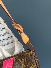 Lade das Bild in den Galerie-Viewer, LOUIS VUITTON POCHETTE ACCESSOIRES
