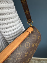 Lade das Bild in den Galerie-Viewer, LOUIS VUITTON MÉTIS
