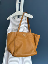 Lade das Bild in den Galerie-Viewer, PRADA VITELLO DAINO BAG
