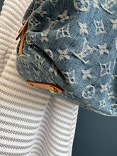 Lade das Bild in den Galerie-Viewer, LOUIS VUITTON MAHINA XL DENIM
