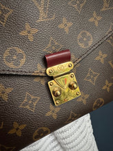 Lade das Bild in den Galerie-Viewer, LOUIS VUITTON MÉTIS MIT GEFLOCHTENEN GRIFF
