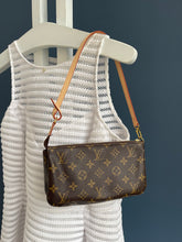 Lade das Bild in den Galerie-Viewer, LOUIS VUITTON POCHETTE ACCESSOIRES
