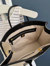 Lade das Bild in den Galerie-Viewer, MCM MÜNCHEN SHOPPER INKL. CLUTCH
