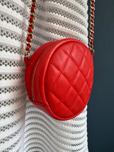 Lade das Bild in den Galerie-Viewer, CHANEL ROUND CLUTCH
