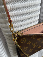 Lade das Bild in den Galerie-Viewer, LOUIS VUITTON PALLAS CLUTCH
