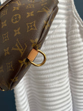Lade das Bild in den Galerie-Viewer, LOUIS VUITTON BUMBAG
