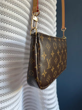 Lade das Bild in den Galerie-Viewer, LOUIS VUITTON POCHETTE
