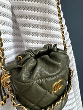 Lade das Bild in den Galerie-Viewer, CHANEL22 MINI BUCKET
