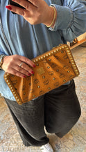 Lade das Bild in den Galerie-Viewer, MCM CLUTCH
