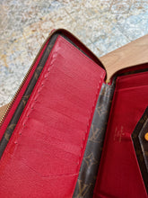 Lade das Bild in den Galerie-Viewer, LOUIS VUITTON RETIRO DAILY ZIPPY
