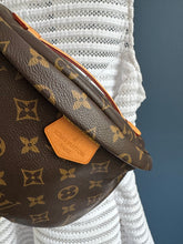 Lade das Bild in den Galerie-Viewer, LOUIS VUITTON BUMBAG
