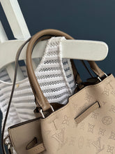 Lade das Bild in den Galerie-Viewer, LOUIS VUITTON GIROLATA GALET MAHINA
