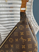 Lade das Bild in den Galerie-Viewer, LOUIS VUITTON BUMBAG
