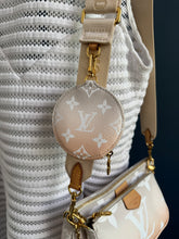 Lade das Bild in den Galerie-Viewer, LOUIS VUITTON MULTI POCHETTE BY THE POOL
