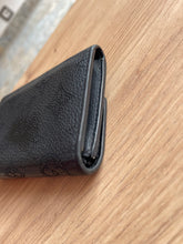 Lade das Bild in den Galerie-Viewer, LOUIS VUITTON IRIS XS MAHINA GELDBÖRSE
