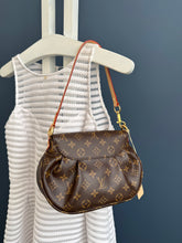 Lade das Bild in den Galerie-Viewer, LOUIS VUITTON SUNSET
