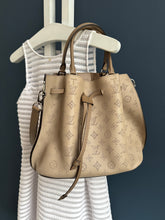 Lade das Bild in den Galerie-Viewer, LOUIS VUITTON GIROLATA GALET MAHINA
