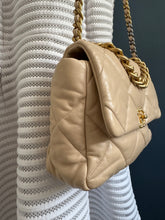 Lade das Bild in den Galerie-Viewer, CHANEL 19
