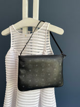 Lade das Bild in den Galerie-Viewer, MCM CLUTCH
