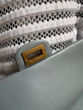 Lade das Bild in den Galerie-Viewer, CHANEL 2.55 GÜRTELTASCHE
