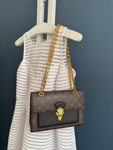 Lade das Bild in den Galerie-Viewer, LOUIS VUITTON VICTOIRE
